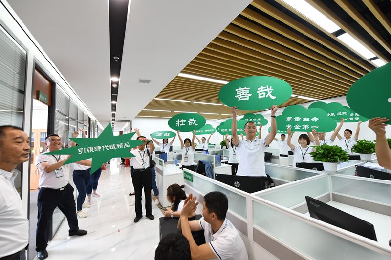 第十二工程公司唱跳、手舉寫有企業(yè)文化標語的KT板_副本